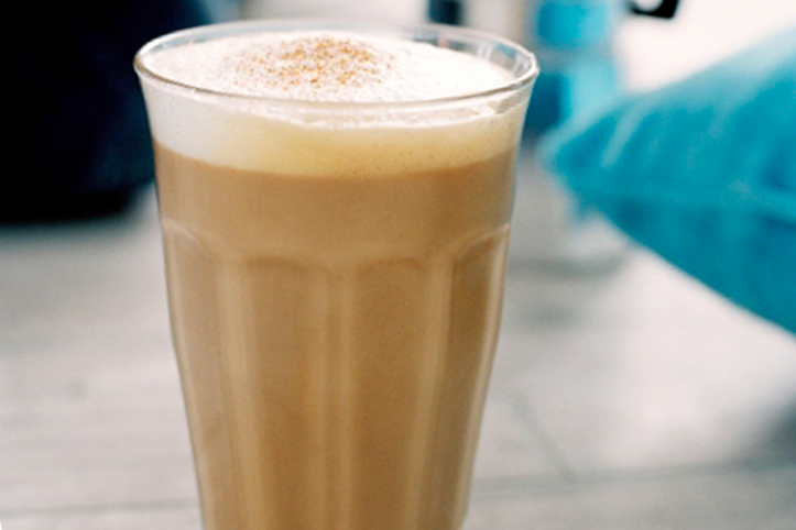 Mito ou Verdade: a cafeína contida numa xícara de café com leite atrapalha a absorção do cálcio?