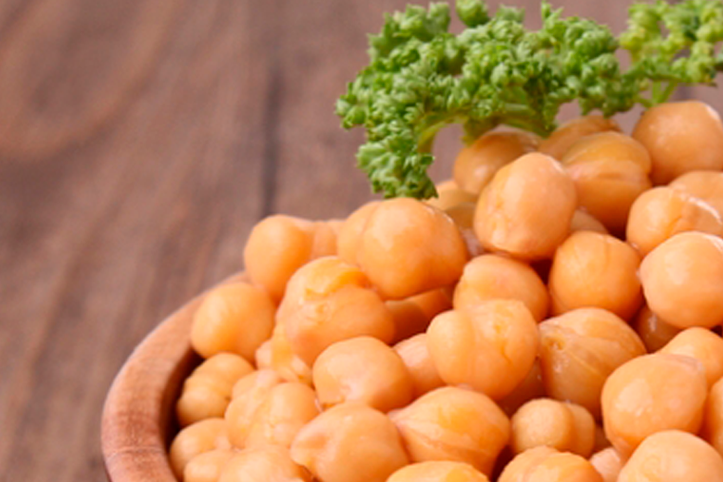 Salada de grão de bico com cebolas carameladas e uvas verdes