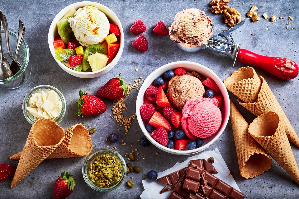 Diferentes ingredientes utilizados na fabricação de sorvetes, como pistache, chocolate e frutas